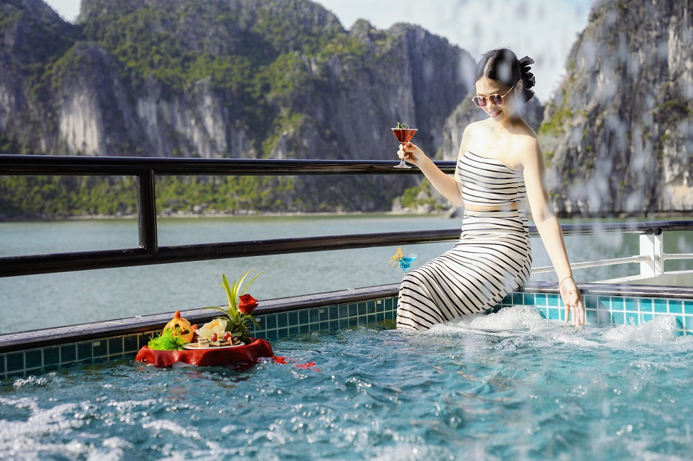 Tour Du Thuyền Sky Cruise Hạ Long 5 Sao 1 Ngày