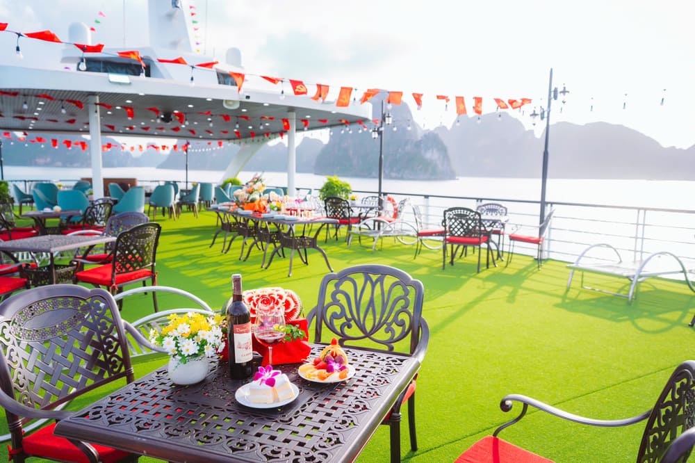 Tour Du Thuyền Sky Cruise Hạ Long 5 Sao 1 Ngày