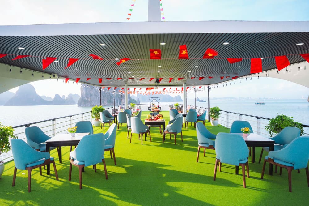 Tour Du Thuyền Sky Cruise Hạ Long 5 Sao 1 Ngày